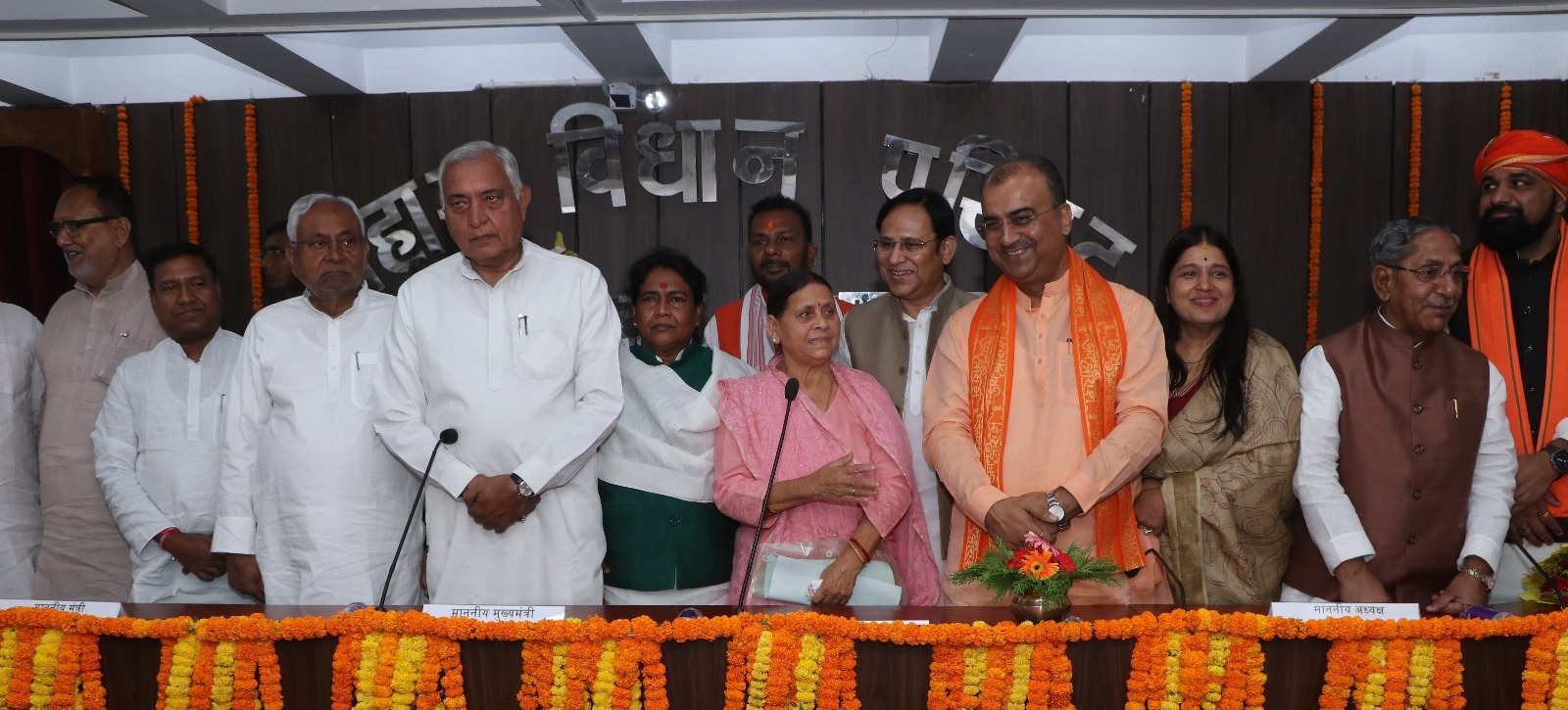 मुख्यमंत्री नीतीश कुमार के साथ दो मंत्री व पूर्व मुख्यमंत्री राबड़ी देवी ने भी ली शपथ