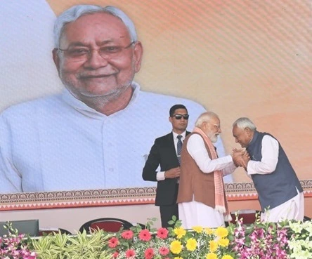 नीतीश कुमार का शपथग्रहण, मोदी की उपस्थिति में बना राष्ट्रीय समारोह 