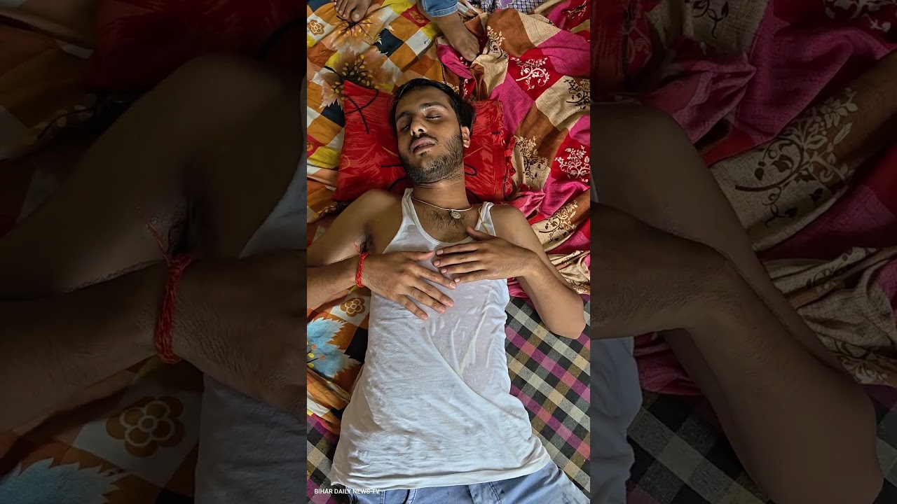 पटना के गर्दनीबाग में नौकरी की मांग करते हुए एक नौजवान बेहोश हुआ।